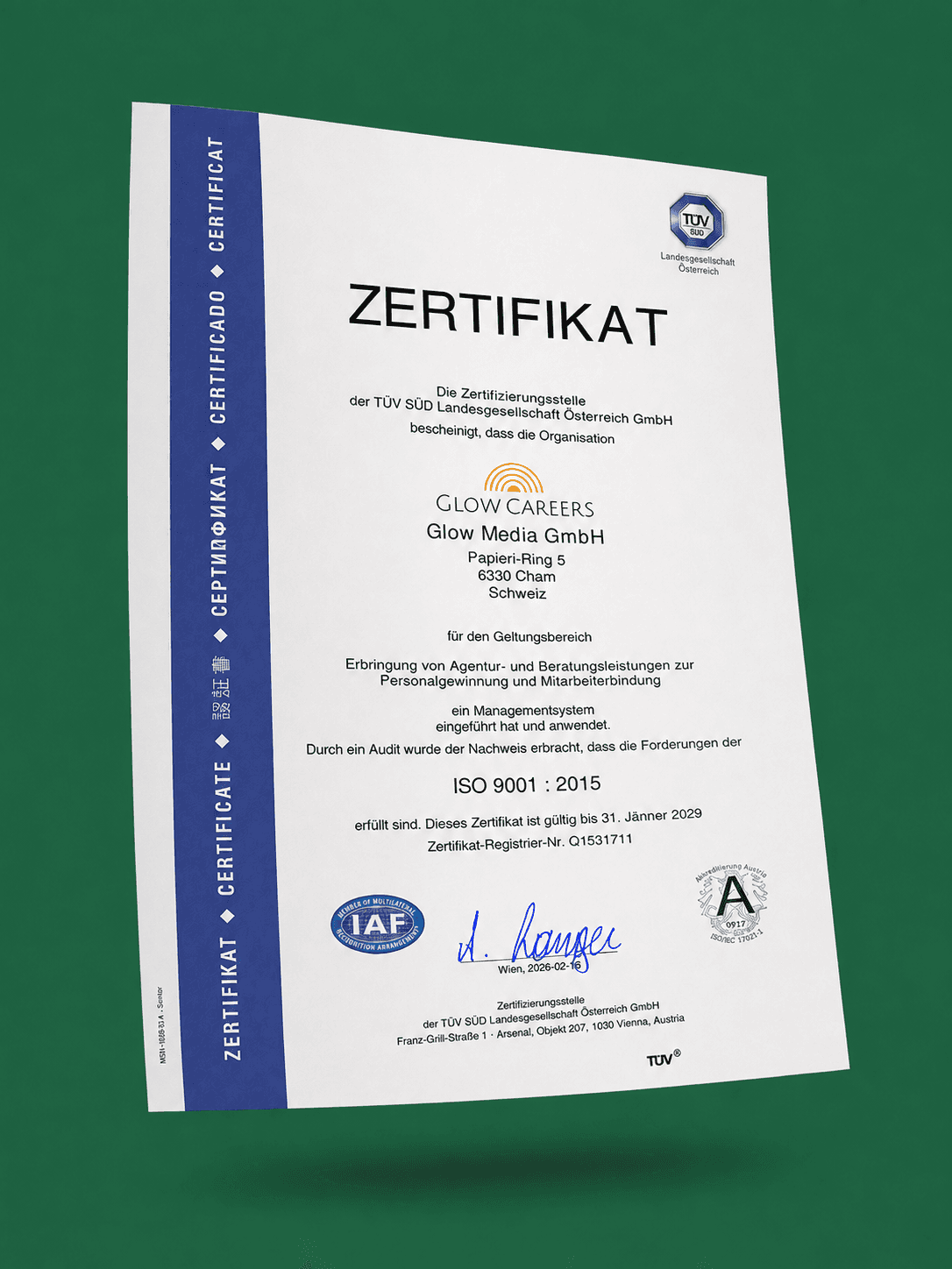 Schwebende Darstellung des TÜV-SÜD-Zertifikats nach ISO 9001:2015 der Glow Media GmbH