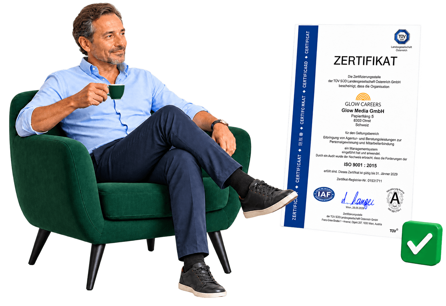 Entspannter Geschäftsführer mit kleiner dunkelgrüner Espressotasse, Blick nach rechts zum TÜV-Zertifikat